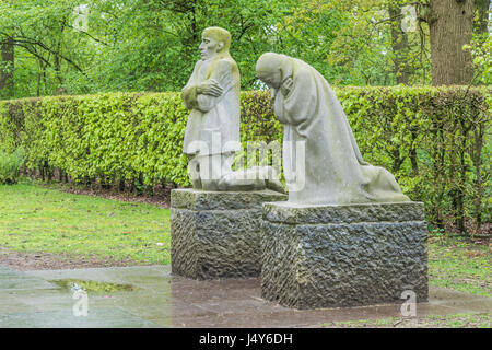 Brütende Eltern in der deutschen ersten Weltkrieg Friedhof Vladslo auf Belgien Salient Stockfoto