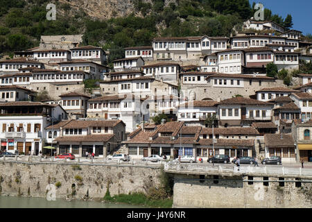 Traditionellen osmanischen Häuser in der alten Stadt Berat, bekannt als die weiße Stadt von Albanien Stockfoto