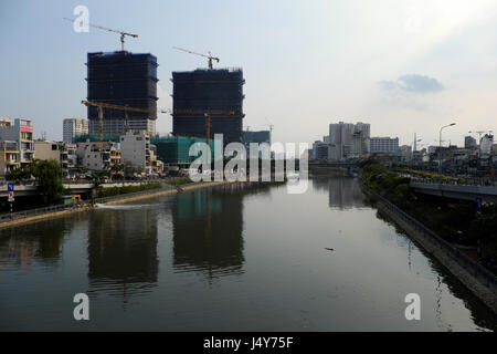 Ho-Chi-Minh-Stadt, Vietnam, Entwicklung von am Flussufer Immobilien mit vielen Mehrfamilienhaus im Bau Wohnbedürfnisse in Vietnam Stadt kennenlernen Stockfoto