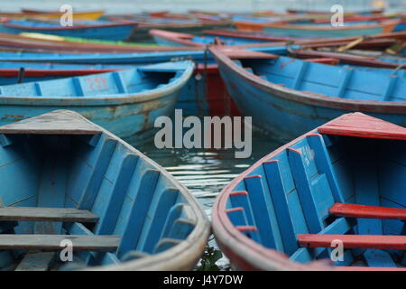 Bunte Boote am Phewa See in Pokhara, Nepal Stockfoto