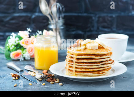 Pfannkuchen mit Honig und Nüssen auf dem Teller Stockfoto