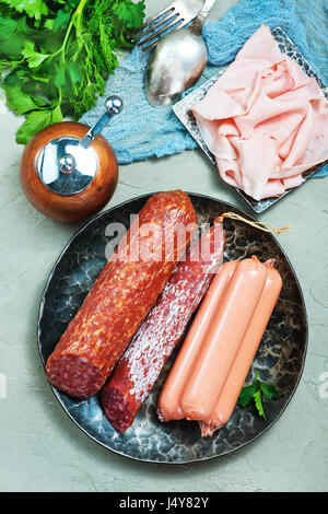 Würstchen auf einem Tisch, Wurst und salami Stockfoto