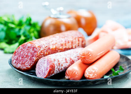 Würstchen auf einem Tisch, Wurst und salami Stockfoto