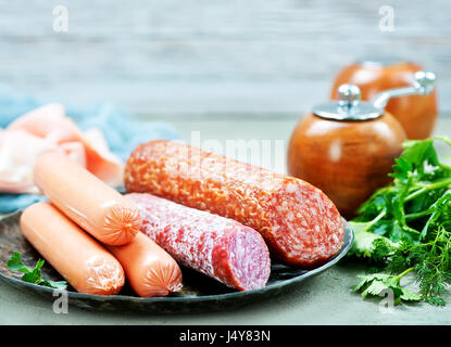 Würstchen auf einem Tisch, Wurst und salami Stockfoto