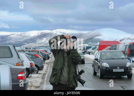 Fotograf bei der Arbeit auf dem schneit Parkplatz in Aviemore Stockfoto