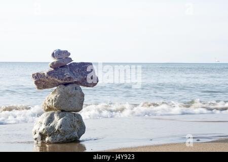 Cairn Stein Skulptur am Strand in der Nähe von St. Joseph Michigan. Stockfoto