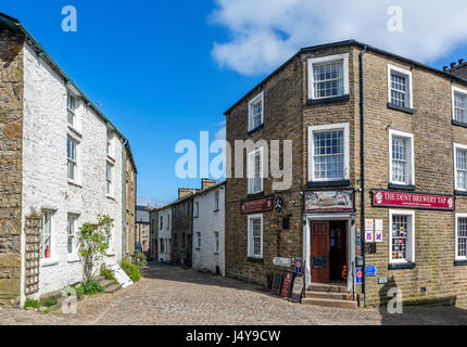 Kopfsteinpflaster in der traditionellen englischen Dorf von Dent, Dentdale, Yorkshire Dales National Park, North Yorkshire, England, UK. Stockfoto