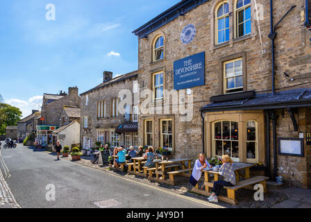 The Devonshire Inn on the Square, Grassington, Wharfedale, Yorkshire Dales National Park, North Yorkshire, England, Großbritannien. Stockfoto