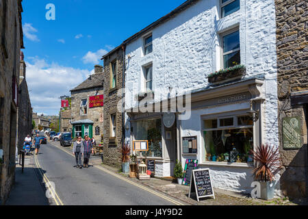 Straße in der traditionellen englischen Dorf von Grassington, Wharfedale, Yorkshire Dales National Park, North Yorkshire, England, UK. Stockfoto