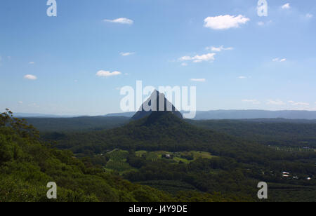 Blick auf Mt Coonowrin und Mt Beerwah an der Glass House Mountains, Sunshine Coast, Queensland, Australien. Stockfoto