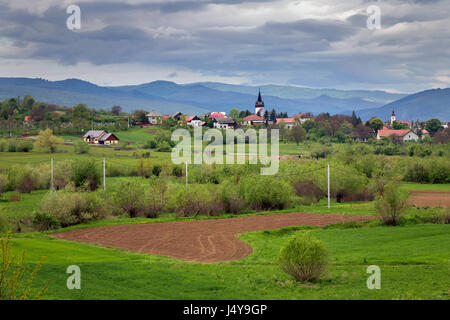 Frühlings-Landschaft des siebenbürgischen Dorfes Stockfoto