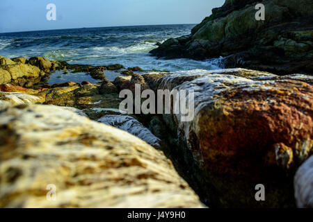 Waschen über Felsen Kerala Indischer Ozean Wellen Stockfoto