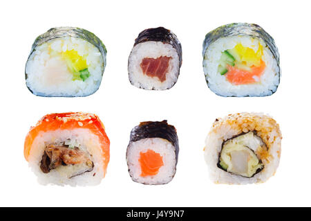 Satz von japanischen Sushi-Rollen, die isoliert auf weißem Hintergrund Stockfoto