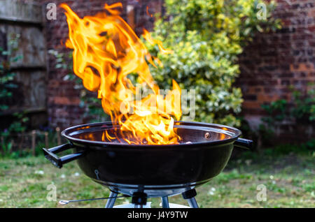 Flamme auf Barbecue-Grill im Garten Stockfoto