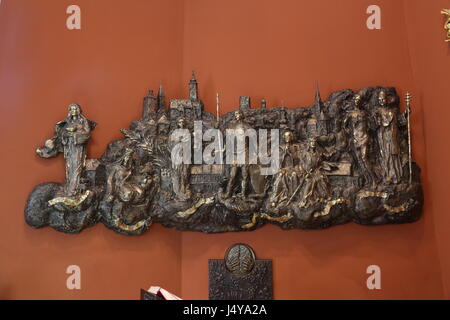 Bass Relief mit Kirchen und Schutzpatrone der Gradec, die Altstadt von Zagreb in der Kapelle des St. Dismas in Zagreb, Kroatien Stockfoto