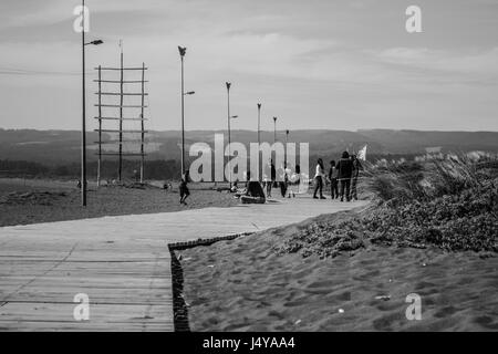 Flache Ansicht einen hölzernen Weg am Strand Stockfoto