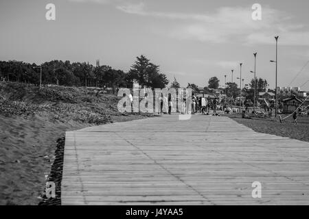 Flache Ansicht einen hölzernen Weg am Strand Stockfoto