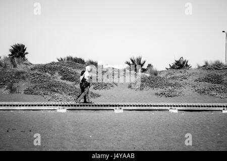 Flache Ansicht einen hölzernen Weg am Strand Stockfoto