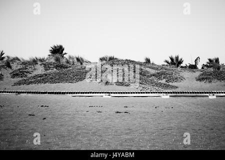 Flache Ansicht einen hölzernen Weg am Strand Stockfoto