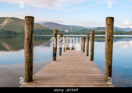 Der Ashness Anlegestelle in der Nähe von Keswick am Derwentwater im englischen Lake District auf einen klaren und ruhigen Tag. Stockfoto