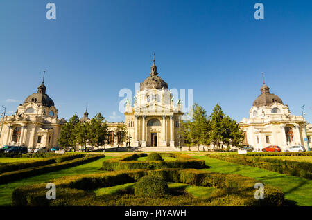 BUDAPEST, Ungarn - 22. Februar 2016: Die berühmte Szechenyi thermische Bäder, Spa und Swimming Pool im Városliget - Hauptstadt Park von Budapest, Ungarn Stockfoto