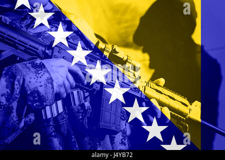 Soldat mit Maschinengewehr Nationalflagge von Bosnien und Herzegowina Stockfoto