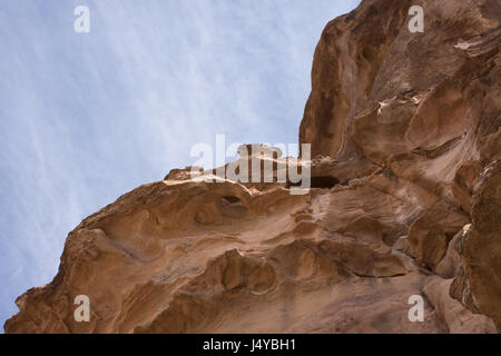 Die steilen Sandsteinmauern eines natürlichen Berg-Fehlers, der an den Fiskus, Al Khazneh, in Petra, Jordanien führt. Die Wohnwagen-Passage heißt Al-Siq. Stockfoto