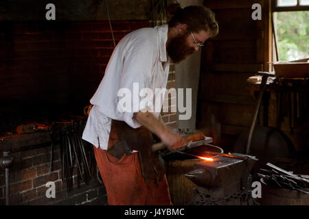 18. Jahrhundert Schmied Reenactor arbeiten in Schmiede - USA Stockfoto