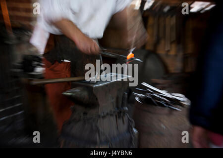 18. Jahrhundert Schmied Reenactor arbeiten in Schmiede - USA Stockfoto