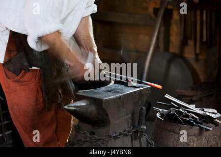 18. Jahrhundert Schmied Reenactor arbeiten in Schmiede - USA Stockfoto