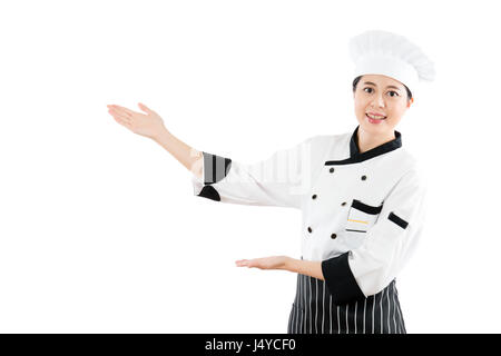 Köchin oder Koch zeigen und Hände Geste zu präsentieren. Asiatische Multikulti. isoliert auf weißem Hintergrund. Beruf und Branche Job-Konzept. Stockfoto