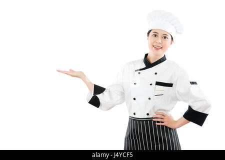 schöne asiatische Frau Koch halten Hand in Präsentation und zeigt Display Geste auf leere Kopie Raum. isoliert auf weißem Hintergrund. Beruf Stockfoto