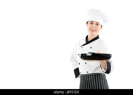 Asien beliebtes Hotel Restaurant Koch zeigt köstliche Mahlzeit auf der Pfanne mit über Exemplar in der Luft stehend auf den weißen Werbefläche von der blan Stockfoto