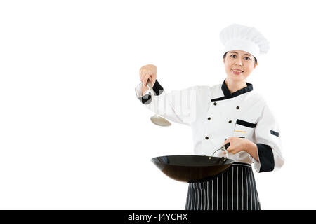 lächelnde Koch holding Wok mit Spachtel, die vorgibt, die Küche von Exemplar mit sauberen, weißen Hintergrund, Beruf und Industrie-Job-Konzept. Stockfoto
