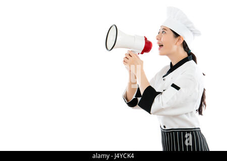 asiatischen schöne Chef steht auf der weißen Wand Hintergrund im Gespräch mit der leeren Exemplar mit Lautsprecher Megafon zeigt Restaurant Werbung Stockfoto