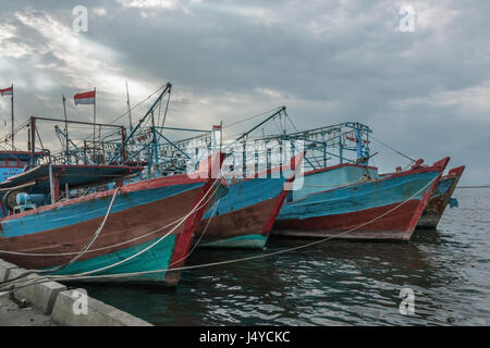 Boote ausgestattet für Nachtangeln, Pasar Akan Hafen, Jakarta, Indonesien Stockfoto