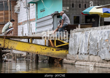 Die Schweißer auf der gelben Brücke, Sunda Kelapa Innenhafen, Jakarta, Indonesien Stockfoto