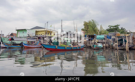 Traditionelle hölzerne Fischerboote und Flitzer im Sunda Kelapa Innenhafen, Jakarta, Indonesien Stockfoto