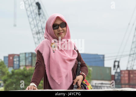 Frau in einem rosa Hijab, Sunda Kalapa Hafen, Jakarta, Indonesien Stockfoto