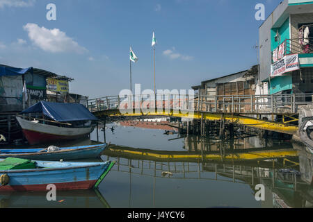 Die gelbe Brücke, Innenhafen, Sunda Kelapa, Jakarta, Indonesien Stockfoto