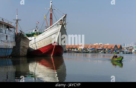 Innenhafen mit Pinisi und kleine Boote, Sunda Kelapa Hafen, Jakarta, Indonesien Stockfoto