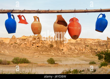 Bunte Tonkrüge hängen Linie in Göreme. Cappadocia. Nevsehir Provinz. Turkei Stockfoto