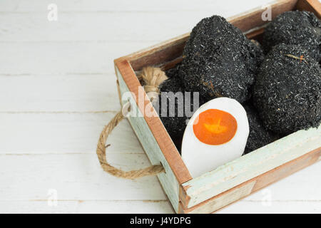 Gesalzenen Enteneier auf weißem Holz Hintergrund Stockfoto