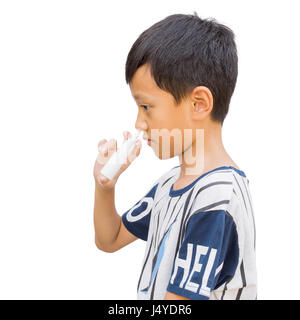 Junge mit nasalen spray Flasche mit Beschneidungspfad Stockfoto