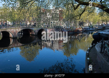 Hausboote in der Frühlingssonne auf Brouwersgracht Kanal, Amsterdam Stockfoto