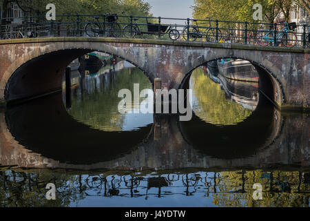 Fahrräder, spiegelt sich in der Brouwersgracht Kanal, Amsterdam Stockfoto