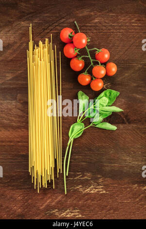 Buchstaben P für Pasta, gebildet von Spaghetti und Gemüse Stockfoto