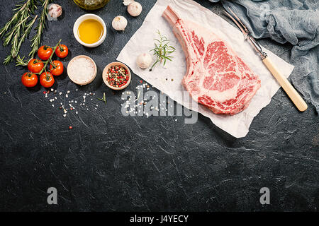 Rohe Tomahawk Rindersteak Stockfoto