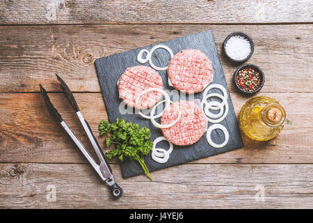 Rohe Burger und Gewürzen Stockfoto