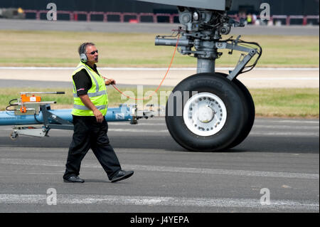 Bodenpersonal Ingenieur mit der Verantwortung der führenden ein Airbus A380-Flugzeuge in seine Anzeigeposition am 25. Juli 2010 in Farnborough Airshow, UK Stockfoto